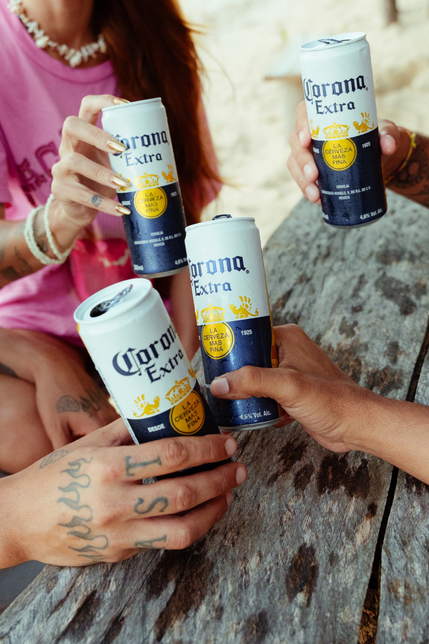Brinde com latas de Corona durante o dia