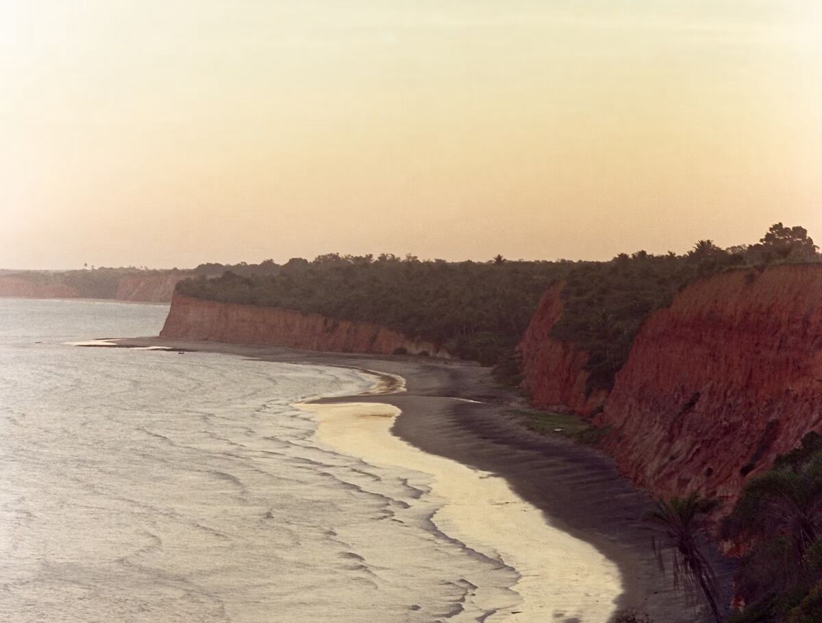 Falésias de Cumuruxatiba diante do mar